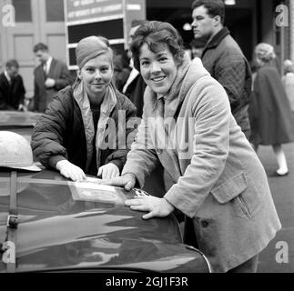7. NOVEMBER 1964 Frau Pat Moss-Carlsson und Mitfahrerin Miss Elizabeth Nystrom, bevor sie zur 13. Internationalen Rallye Großbritanniens des Royal Automobile Club auffing. London, England. Stockfoto