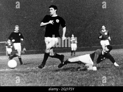 BAXTER JIM IN AKTION - SCHOTTLAND V IRLAND IN GLASGOW - ; 28. NOVEMBER 1964 Stockfoto