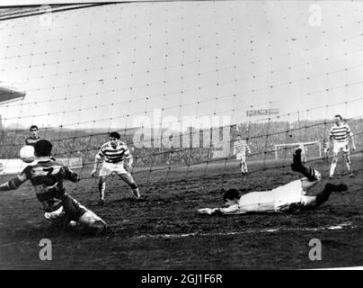 FOOTBALL PARTICK THISTLE V GLASGOW STADT TINNEY SPART ONLINE ; 14. DEZEMBER 1964 Stockfoto