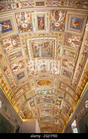 Gemälde an den Wänden und an der Decke in der Galerie der Landkarten, im Vatikanischen Museum. Stockfoto