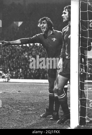 (Links) Peter Phillip Bonetti (geboren am 27. September 1941 in Putney, London von Schweizer Eltern aus dem Kanton Tessin) war ein Fußball-Torwart für Chelsea, die St. Louis Stars, Dundee United und England. ( rechts ) Gary Locke ( geboren am 12. Juli 1954 in Park Royal ) ist ein pensionierter englischer Fußballspieler . Stockfoto