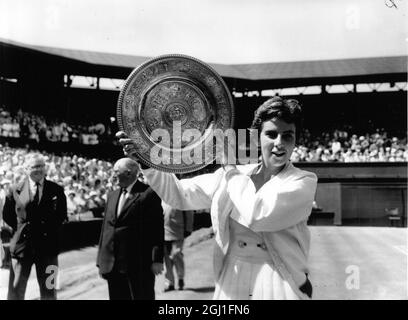 Maria Büo aus Brasilien gewinnt das Finale der Damen-Einzel-Tennismeisterschaft in Wimbledon gegen Darlene Hard aus den Vereinigten Staaten - die Trophäe wurde von der Herzogin von Kent am 4. Juli 1959 überreicht Stockfoto