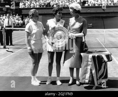 Maria Xeno aus Brasilien gewinnt das Finale der Damen-Einzel-Tennismeisterschaft in Wimbledon und schlägt Darlene Hard aus den Vereinigten Staaten (links) - die Trophäe wurde von der Herzogin von Kent (rechts) überreicht - 4. Juli 1959 Stockfoto