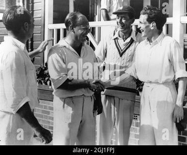 Hastings: Spielen in einem England XI gegen den Commonwealth hier Alan Watkins (zweite von links), von Glamorganshire, beendete seine '' Doppel '' der Saison (1000 Runs und 100 Wickets), als er seinen 100. Wicket. In der Gratulationsgruppe sind (von links nach rechts) : W . D . Barrick (Norhants); Alan Watkins; W. D - Carr (Derbyshire), der England XI Captain und D . Shackleton (Hampshire) . 2. September , 1954 . Stockfoto