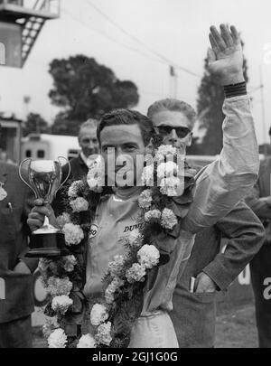 Jim Clark : 1936 - 1968 , britischer Formel-1-Rennfahrer aus Schottland , gezeigt im Crystal Palace mit der London Trophy nach dem Sieg im Rennen mit einem Cosworth Ford 998 ccm 7. Juni 1965 Stockfoto