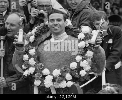 Jim Clark : 1936 - 1968 , britischer Formel-1-Rennfahrer aus Schottland , gezeigt in Silverstone , England Gewinner des RAC Grand Prix 1965 mit dem Laurel-Kranz der Sieger 10. Juli 1965 Stockfoto