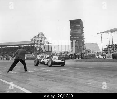 Jim Clark : 1936 - 1968 , britischer Formel-1-Rennfahrer aus Schottland , gezeigt in Silverstone, England, unter der Zielflagge, um den 16. Britischen Grand Prix 1965 am 20. Juli 1963 zu gewinnen Stockfoto