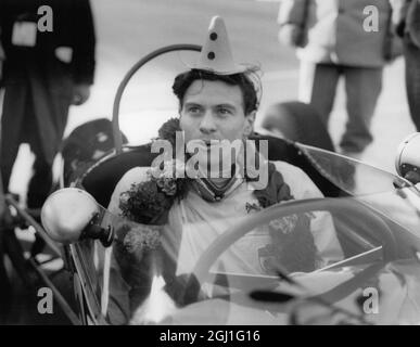 Jim Clark : 1936 - 1968 , britischer Formel-1-Rennfahrer aus Schottland , gezeigt in Brand Hatch , England am zweiten Weihnachtsfeiertag in seinem Lotus nach dem Sieg im Rennen 28. Dezember 1960 Stockfoto