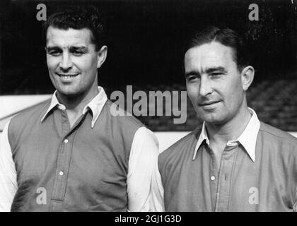 Denis Compton ( rechts ) und Leslie Compton 13. Oktober 1949 Stockfoto