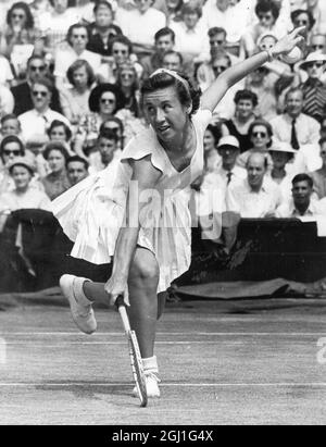 Maureen Connolly: 1934-1969, amerikanische Tennisspielerin, Little Mo, wie sie bekannt war, hier gesehen spielen im Finale der Wimbledon Lawn Tennis Championships, Wimbledon, London, England gegen Landsfrau Miss Doris Hart. 4. Juli 1953 Stockfoto