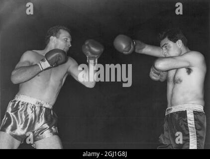 Der britische und Empire-Schwergewichtsmeister Henry Cooper gegen Alex Miteff. Foto zeigt: Miteff deckt sich, als Cooper einen linken wirft. 7. Dezember 1960 Stockfoto
