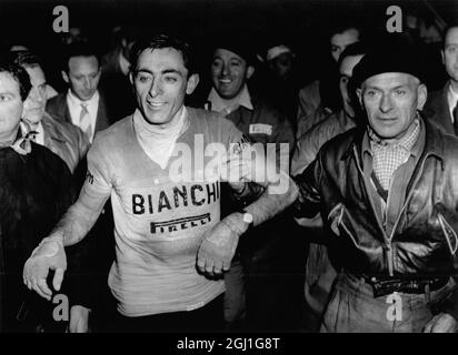 Angelo Fausto Coppi kam vor dem Sieg bei der 222 Kilometer langen Radtour durch die Lombardei an, wobei er die Strecke in 5 Stunden, 51 Minuten und 33 Sekunden zurücklegte. 31. Oktober 1954 Stockfoto