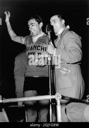 Angelo Fausto Coppi im Gespräch mit einer Menschenmenge über ein Mikrofon nach dem Gewinn der 222 Kilometer Radtour durch die Lombardei, er überlegte die Strecke in 5 Stunden 51 Minuten und 33 Sekunden. 31. Oktober 1954 Stockfoto