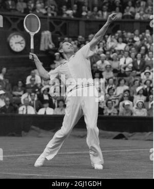 Gottfried von Cramm spielt Tennis in Wimbledon 25. Juni 1951 Stockfoto