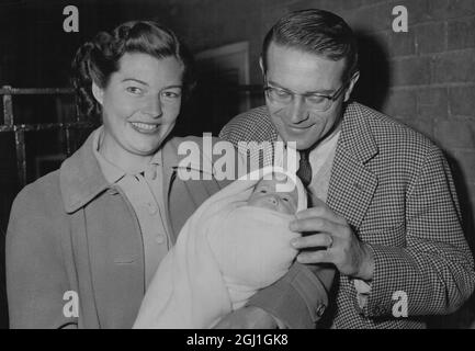 Jaroslav Drobny - tschechischer Tennisass (jetzt ägyptischer Staatsbürger) - hier mit seiner Frau Rita Jarvis und seiner Tochter im Westminster Hospital London - 25. September 1954 Stockfoto