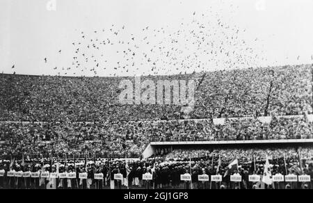 Die Veröffentlichung von Tauben markiert die Eröffnung der Spiele die Szene im Olympiastadion, in der Tausende von Tauben als Signal dafür veröffentlicht werden, dass die Olympischen Spiele von 1952 offiziell eröffnet wurden. Juli 1952 Stockfoto