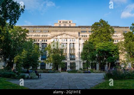 Das Victoria House, ein neoklassizistisches Gebäude und die Bloomsbury Square Gardens, entwickelten sich Ende des 17. Jahrhunderts und waren einer der frühesten Plätze in London. Holb Stockfoto