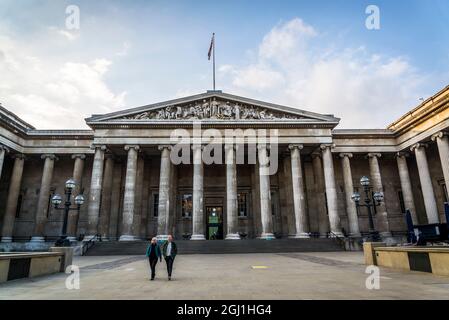 Hauptfassade des British Museum, einer großen öffentlichen Institution, die der Geschichte, Kunst und Kultur der Menschen gewidmet ist, London, England, Großbritannien Stockfoto