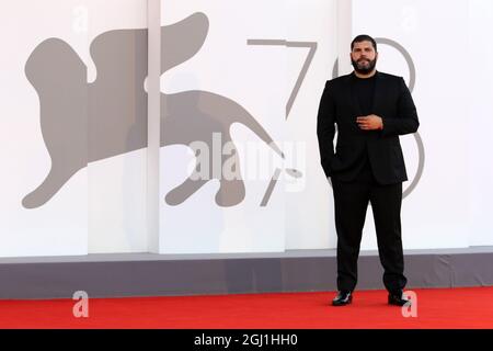 Italien, Lido di Venezia, 7. September 2021 : Salvatore Esposito besucht den roten Teppich des Films 'Qui Rido IO' während der 78. Internationalen Filmfestspiele von Venedig am 07. September 2021 in Venedig, Italien. Foto © Ottavia Da Re/Sintesi/Alamy Live News Stockfoto