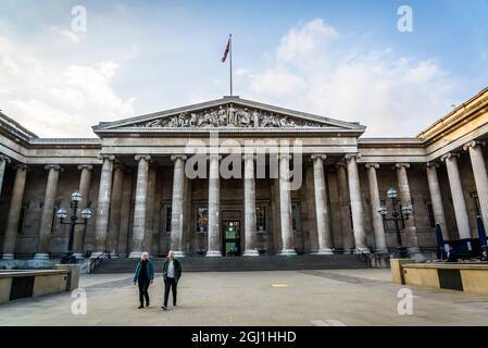 Hauptfassade des British Museum, einer großen öffentlichen Institution, die der Geschichte, Kunst und Kultur der Menschen gewidmet ist, London, England, Großbritannien Stockfoto