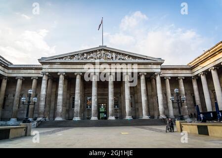 Hauptfassade des British Museum, einer großen öffentlichen Institution, die der Geschichte, Kunst und Kultur der Menschen gewidmet ist, London, England, Großbritannien Stockfoto