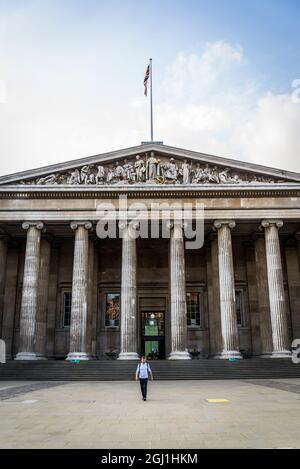 Hauptfassade des British Museum, einer großen öffentlichen Institution, die der Geschichte, Kunst und Kultur der Menschen gewidmet ist, London, England, Großbritannien Stockfoto