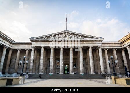 Hauptfassade des British Museum, einer großen öffentlichen Institution, die der Geschichte, Kunst und Kultur der Menschen gewidmet ist, London, England, Großbritannien Stockfoto