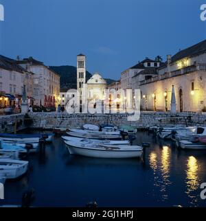 Blick über den Hafen am Abend, Stadt Hvar, Insel Hvar, Dalmatien, Kroatien Stockfoto