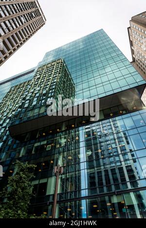 Neues Luxus-Mischnutzungsgebäude mit Wohnungen, Büro- und Einzelhandelsflächen, Southbank Place, London, England, Großbritannien Stockfoto