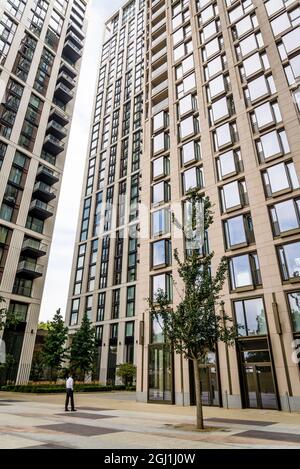 Neues Luxus-Mischnutzungsgebäude mit Wohnungen, Büro- und Einzelhandelsflächen, Southbank Place, London, England, Großbritannien Stockfoto