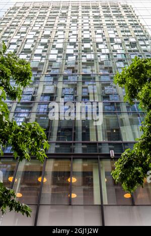 Neues Luxus-Mischnutzungsgebäude mit Wohnungen, Büro- und Einzelhandelsflächen, Southbank Place, London, England, Großbritannien Stockfoto