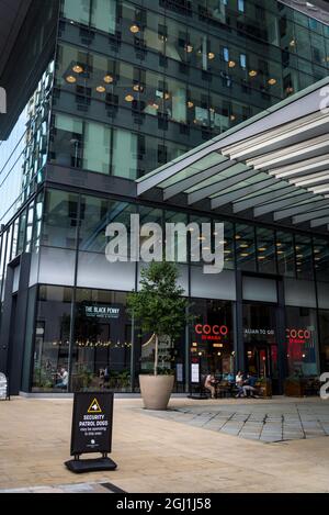 Schild für Sicherheit Patrouillenhunde könnten in diesem Bereich tätig sein, New luxury mixed-use Development bestehend aus Wohnungen, Büro-und Einzelhandelsflächen, Southban Stockfoto