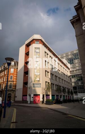 St Clement's Mural, 1961, von Harry Warren Wilson, das Mosaik repräsentiert den „London's River“ und Fächer, die an der School, London School of Economic, unterrichtet wurden Stockfoto