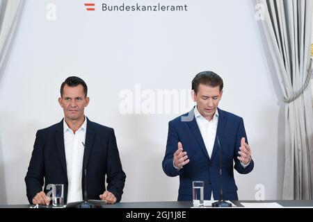 Wien, Österreich. September 2021. Datum der Medienöffentlichkeit der Bundesregierung. Presseerklärung im Anschluss an die Konferenz der Bundesregierung mit den Gouverneuren und Experten zu den neuen Corona-Maßnahmen. Bild zeigt Gesundheitsminister (L) Wolfgang Mückstein und Bundeskanzler (R) Sebastian kurz. Quelle: Franz Perc / Alamy Live News Stockfoto