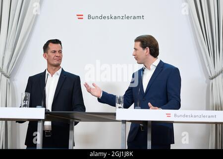 Wien, Österreich. September 2021. Datum der Medienöffentlichkeit der Bundesregierung. Presseerklärung im Anschluss an die Konferenz der Bundesregierung mit den Gouverneuren und Experten zu den neuen Corona-Maßnahmen. Bild zeigt Gesundheitsminister (L) Wolfgang Mückstein und Bundeskanzler (R) Sebastian kurz. Quelle: Franz Perc / Alamy Live News Stockfoto