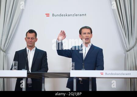 Wien, Österreich. September 2021. Datum der Medienöffentlichkeit der Bundesregierung. Presseerklärung im Anschluss an die Konferenz der Bundesregierung mit den Gouverneuren und Experten zu den neuen Corona-Maßnahmen. Bild zeigt Gesundheitsminister (L) Wolfgang Mückstein und Bundeskanzler (R) Sebastian kurz. Quelle: Franz Perc / Alamy Live News Stockfoto