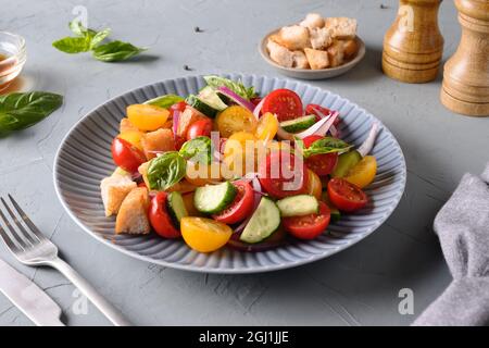 Toskanische Panzanella mit Tomaten und Brot. Konzept für eine leckere und gesunde Mahlzeit. Nahaufnahme. Traditionelle italienische Küche. Stockfoto