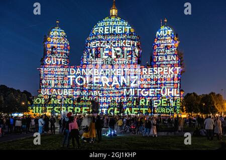 Deutschland, Berlin, Mitte 7. September 2021. Die Berliner genießen das jährliche Festival of Lights, während internationale Lichtkünstler die Wahrzeichen und Gebäude der Hauptstadt mit blendendem Licht beleuchten. Stockfoto