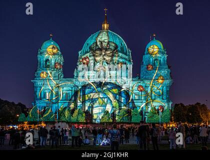 Deutschland, Berlin, Mitte 7. September 2021. Die Berliner genießen das jährliche Festival of Lights, während internationale Lichtkünstler die Wahrzeichen und Gebäude der Hauptstadt mit blendendem Licht beleuchten. Stockfoto