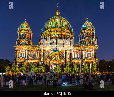 Deutschland, Berlin, Mitte 7. September 2021. Die Berliner genießen das jährliche Festival of Lights, während internationale Lichtkünstler die Wahrzeichen und Gebäude der Hauptstadt mit blendendem Licht beleuchten. Stockfoto