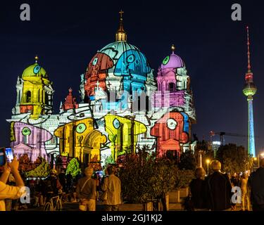 Deutschland, Berlin, Mitte 7. September 2021. Die Berliner genießen das jährliche Festival of Lights, während internationale Lichtkünstler die Wahrzeichen und Gebäude der Hauptstadt mit blendendem Licht beleuchten. Stockfoto