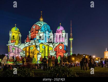 Deutschland, Berlin, Mitte 7. September 2021. Die Berliner genießen das jährliche Festival of Lights, während internationale Lichtkünstler die Wahrzeichen und Gebäude der Hauptstadt mit blendendem Licht beleuchten. Stockfoto