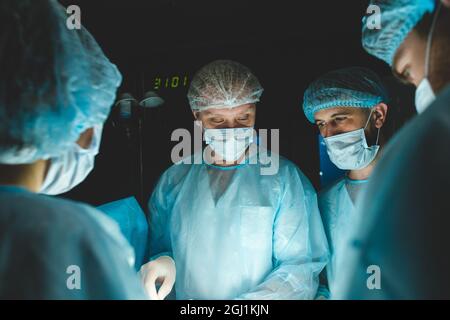 Der leitende Chirurg im Operationssaal, wo der Patient auf ihn wartet, und er beginnt mit der Operation. Real modern Hospital mit authentischem Ambiente Stockfoto