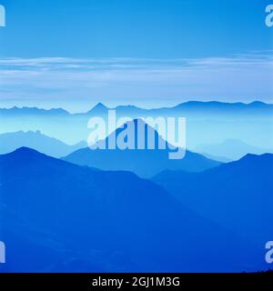 Blick über die Berge der Sierra Nevada in blauem Licht, Andalusien, Spanien, Europa Stockfoto