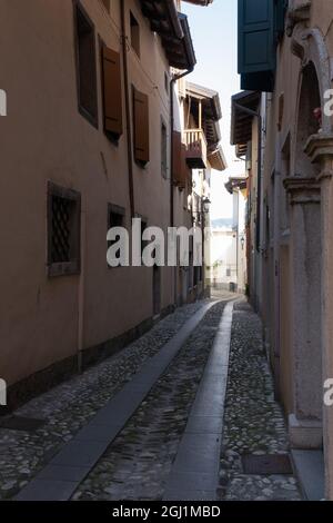 Cividale del Friuli (Udine), Italien - Norditalien Leben im Zentrum der mittelalterlichen lombardischen Stadt. Spaziergang durch enge Gassen und Mauern Stockfoto