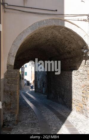 Cividale del Friuli (Udine), Italien - Norditalien Leben im Zentrum der mittelalterlichen lombardischen Stadt. Spaziergang durch enge Gassen und Mauern Stockfoto