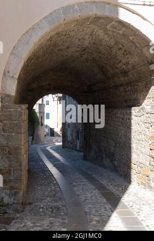 Cividale del Friuli (Udine), Italien - Norditalien Leben im Zentrum der mittelalterlichen lombardischen Stadt. Spaziergang durch enge Gassen und Mauern Stockfoto