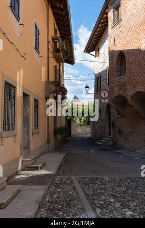 Cividale del Friuli (Udine), Italien - Norditalien Leben im Zentrum der mittelalterlichen lombardischen Stadt. Spaziergang durch enge Gassen und Mauern Stockfoto