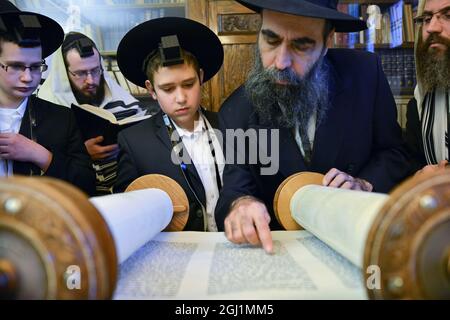 Ein 13-jähriger jüdischer Junge wird wegen seiner Bar Mitzwa in die Tora gerufen. Im Büro von Rebbe am 770 Eastern Parkway in Brooklyn, New York. Stockfoto