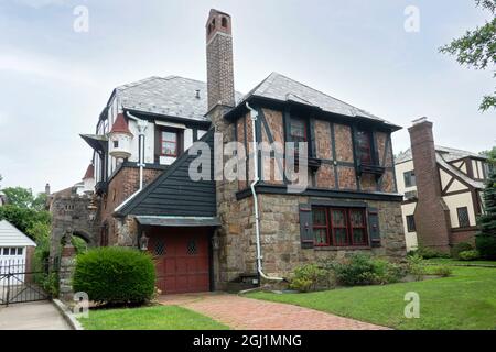 NN verziertes Haus im Tudor-Stil in New York City, das ein wenig wie eine Burg aus einem der Harry Potter-Bücher aussieht. In Flushing, Queens Stockfoto